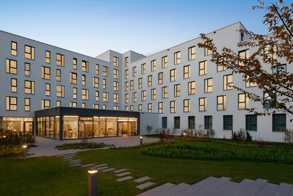 Super 8 by Wyndham Augsburg - Terrasse