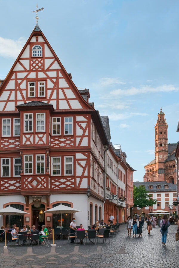 Ein Café in der Fußgängerzone in Mainz