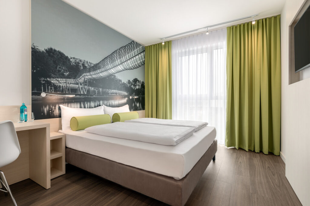 Super 8 by Wyndham Oberhausen - Zimmer mit Queenbett 