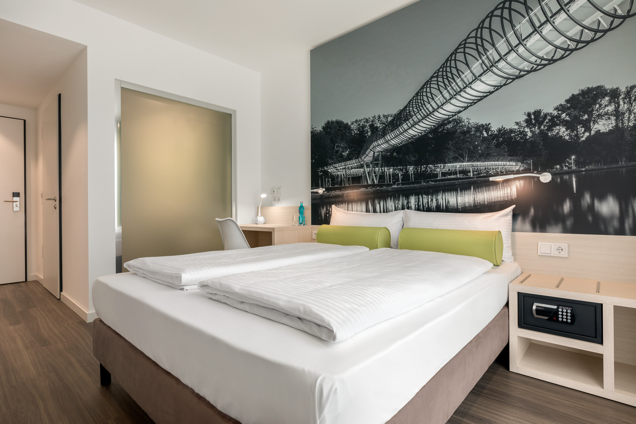 Super 8 by Wyndham Oberhausen - Ausstattung im Zimmer mit Queenbett