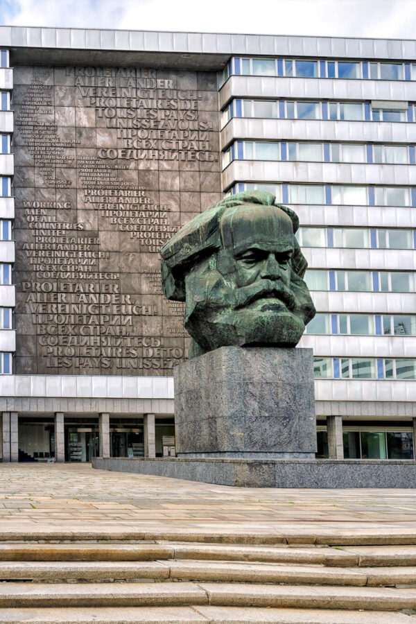 Das Karl-Marx-Monument in der Nähe vom Super 8 by Wyndham Chemnitz